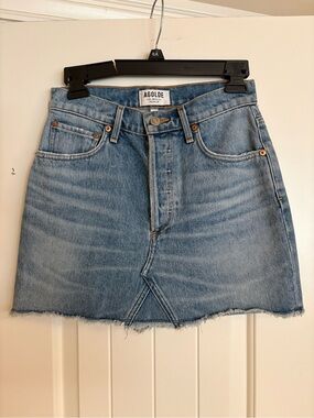 Agolde Quinn Hi Rise Mini Skirt in a light wash denim size 25